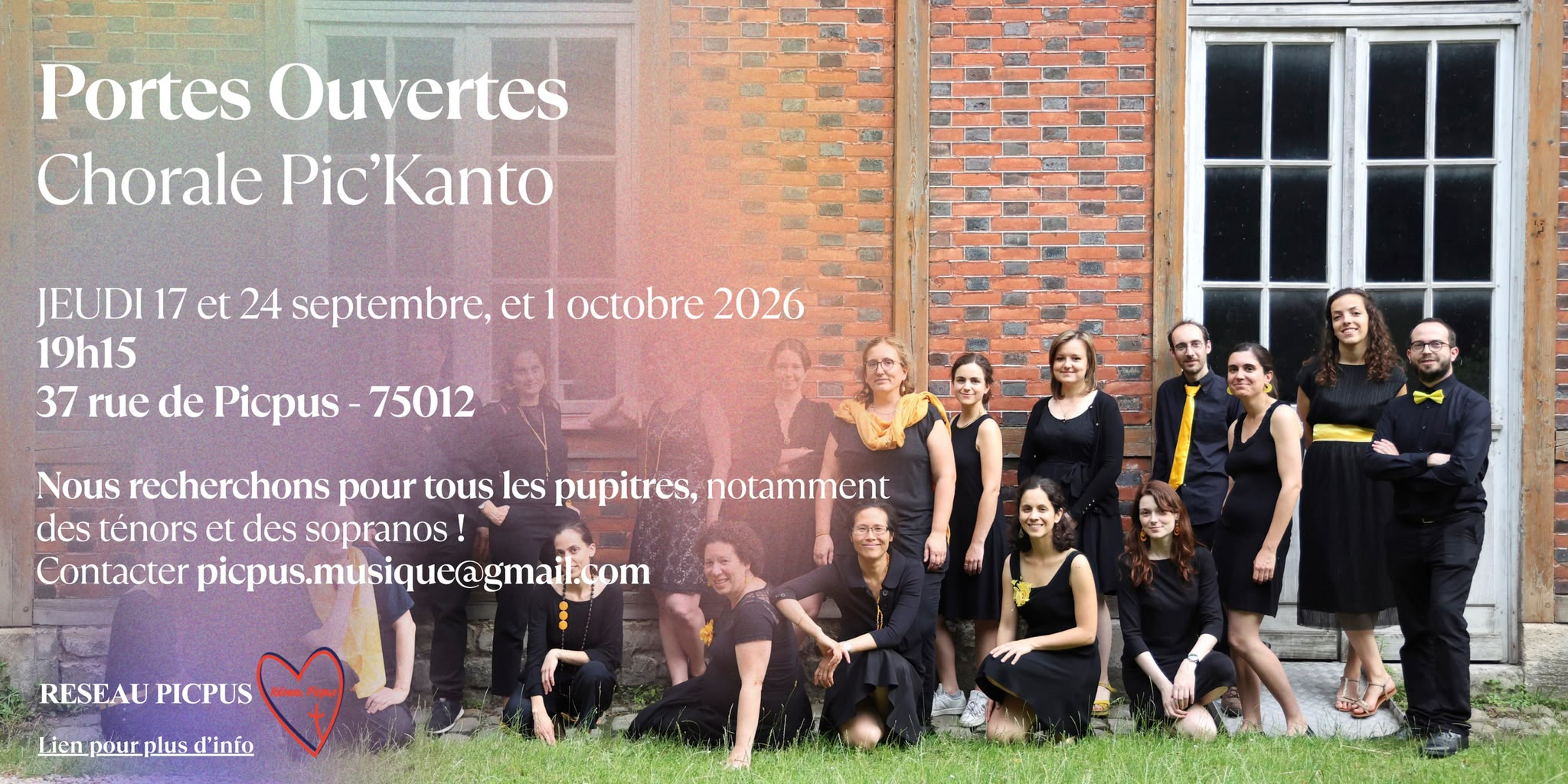 Photographie de Pic'Kanto chantant, tenue noire avec accessoires jaunes. 